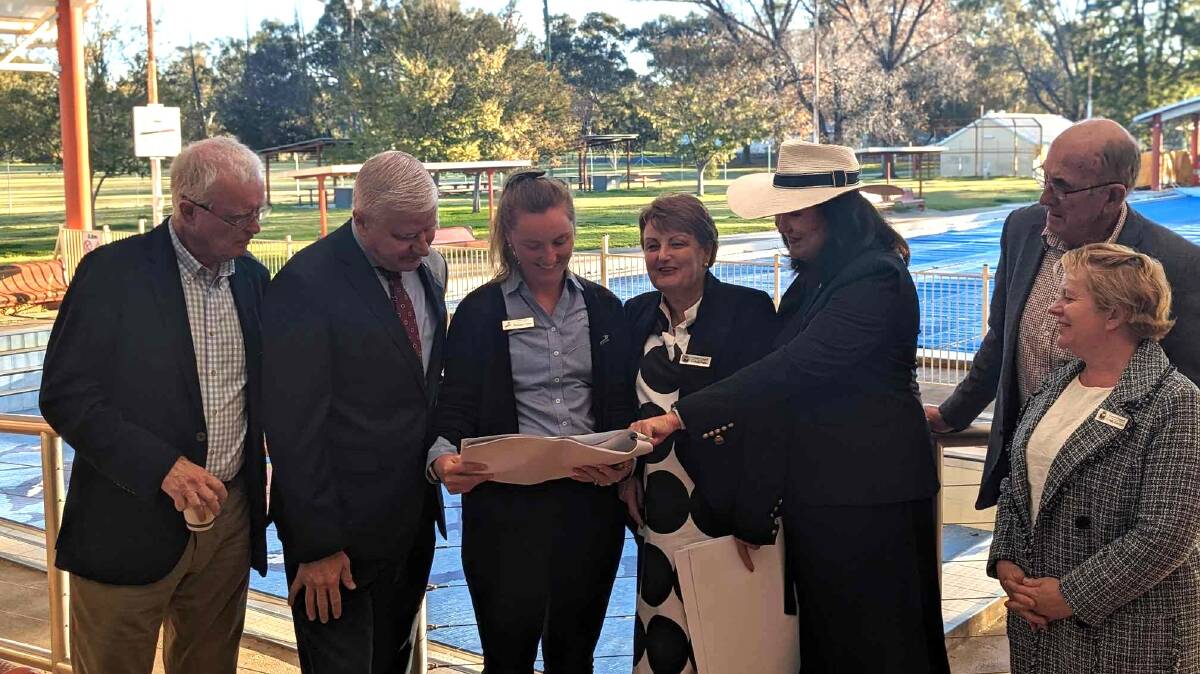 Cowra Shire Councillors and council staff member Phillipa Childs with Member for Riverina Michael McCormack and Labor senator Deborah O'Neill at the Cowra Aquatic Centre last week.